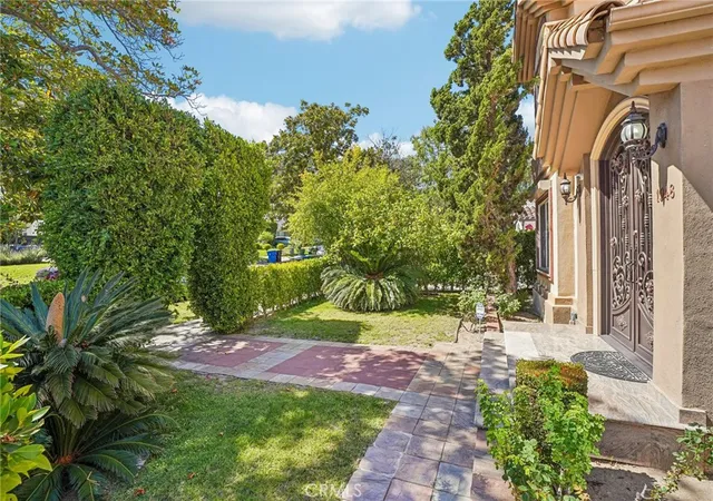 Photo 3 of Single family home for sale at 1948 N Catalina St, Los Angeles, CA 90027 | MLS# SR26127902 | Listing updated on 2026-09-14