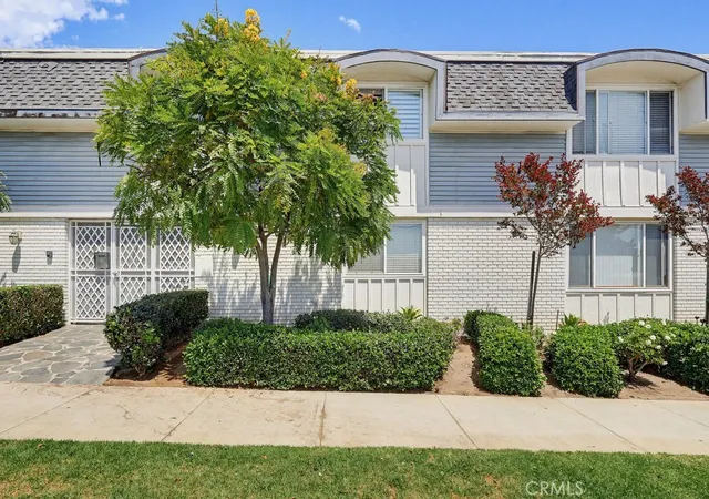 Photo 3 of Condo for sale at 1720 Newport Ave #2, Long Beach, CA 90804 | MLS# PW26138888 | Listing updated on 2026-09-14