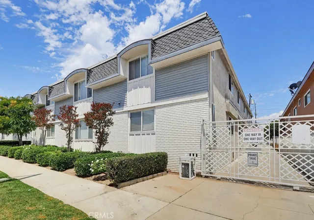 Photo 3 of Condo for sale at 1720 Newport Ave #2, Long Beach, CA 90804 | MLS# PW26138888 | Listing updated on 2026-09-14