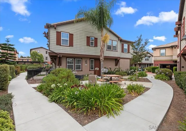 Listing Photo 2 - Condo for sale in building located at 1541 Winter Ln, Chula Vista, CA 91915 - Unit #1