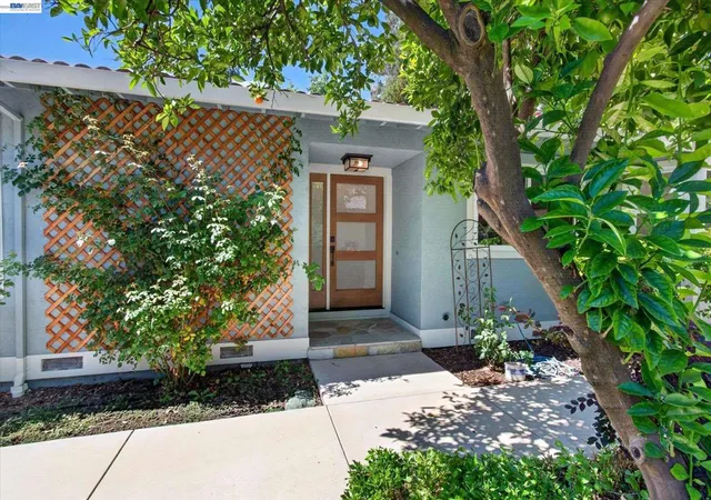 Photo 2 of Single family home for sale at 22 Jib Ct, Pleasant Hill, CA 94523 | MLS# 41140100 | Listing updated on 2026-10-01