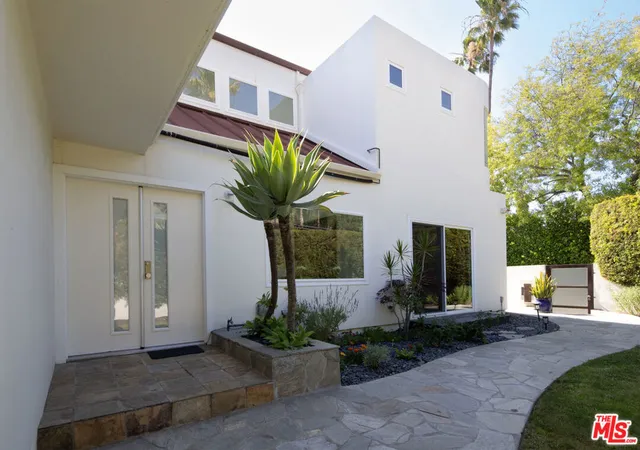 Photo 2 of Single family home for sale at 5518 Tuxedo Ter, Los Angeles, CA 90068 | MLS# 26854403 | Listing updated on 2026-09-14