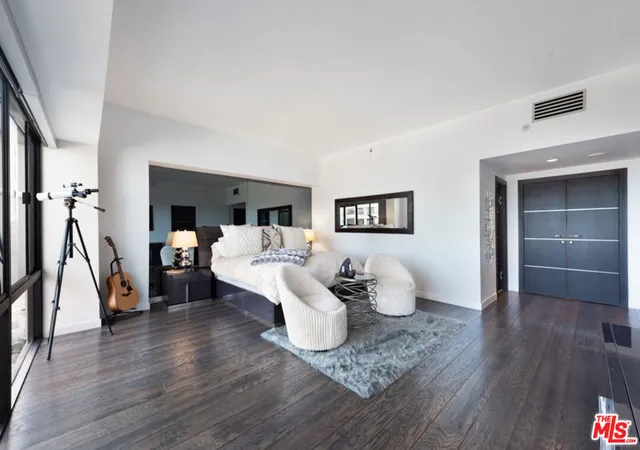 Listing Photo 2 - Condo for sale in The Grand located at 10445 Wilshire Blvd, Los Angeles, CA 90024 - Unit #1905