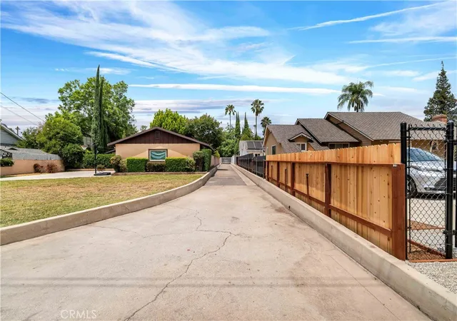 Photo 3 of Sale Pending at 15803 Gault St, Van Nuys, CA 91406 | MLS# SR26137875 | Listing updated on 2026-09-15