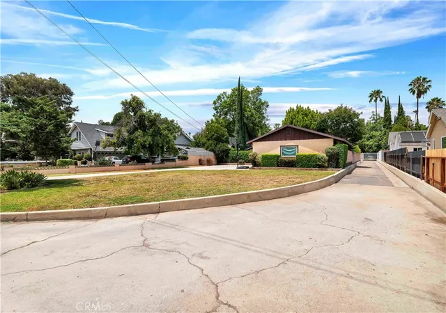 Photo 4 of Sale Pending at 15803 Gault St, Van Nuys, CA 91406 | MLS# SR26137875 | Listing updated on 2026-09-15