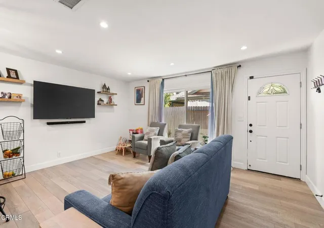 Listing Photo 5 - Condo for sale in building located at 136 Tree Fern Ct, Camarillo, CA 93010
