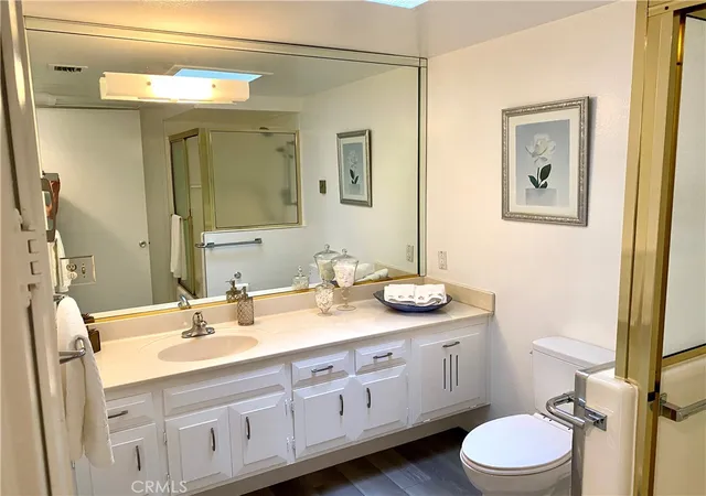 Listing Photo 5 - Condo for sale in building located at 1701 Tam Oshanter Rd M12 11d, Seal Beach, CA 90740