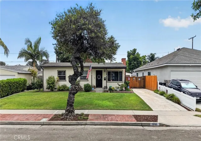Photo 3 of Single family home for sale at 1700 W Ash, Fullerton, CA 92833 | MLS# IG26152923 | Listing updated on 2026-09-16