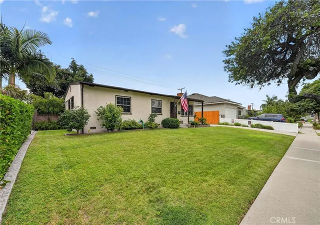 Photo 4 of Single family home for sale at 1700 W Ash, Fullerton, CA 92833 | MLS# IG26152923 | Listing updated on 2026-09-16