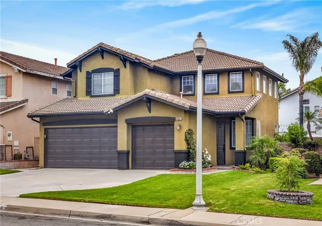Photo 2 of Single family home for sale at 5561 Hunt Clb Dr, Fontana, CA 92336 | MLS# CV26152919 | Listing updated on 2026-09-15