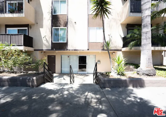 Listing Photo 4 - Condo for sale in building located at 433 S Manhattan Pl, Los Angeles, CA 90020 - Unit #108