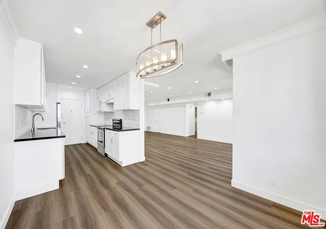 Listing Photo 4 - Condo for sale in building located at 11970 Montana Ave, Los Angeles, CA 90049 - Unit #110