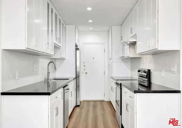 Listing Photo 5 - Condo for sale in building located at 11970 Montana Ave, Los Angeles, CA 90049 - Unit #110