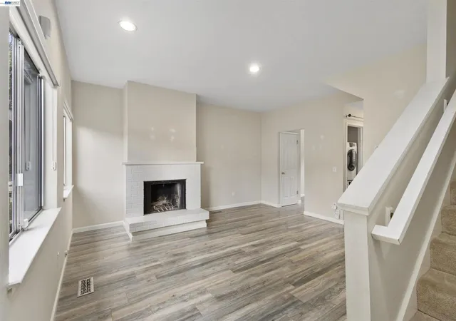 Listing Photo 4 - Condo for sale in building located at 3858 Maybelle Ave, Oakland, CA 94619