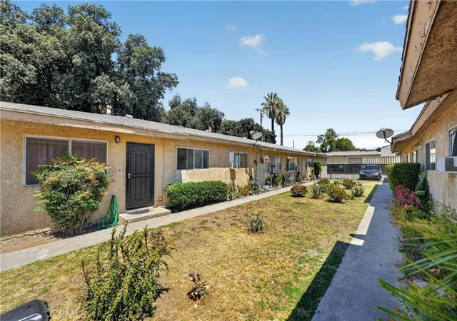 Listing Photo 4 - Condo for sale in building located at 805 E 8th St, Pomona, CA 91766