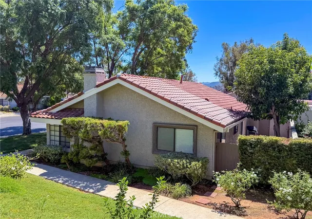 Photo 3 of Townhouse for sale at 929 Thistlegate, Oak Park, CA 91377 | MLS# PV26105610 | Listing updated on 2026-09-14