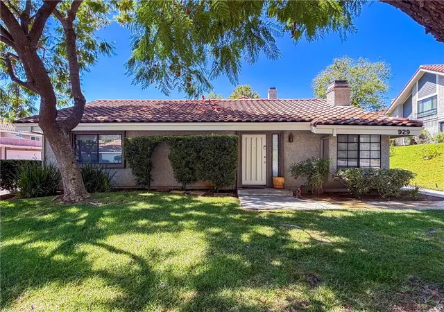 Photo 3 of Townhouse for sale at 929 Thistlegate, Oak Park, CA 91377 | MLS# PV26105610 | Listing updated on 2026-09-14