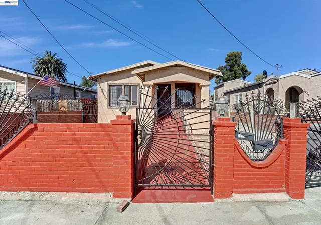 Photo 2 of Single family home for sale at 7000 Weld, Oakland, CA 94621 | MLS# 41142447 | Listing updated on 2026-09-15