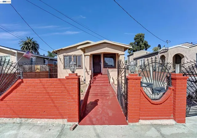 Photo 3 of Single family home for sale at 7000 Weld, Oakland, CA 94621 | MLS# 41142447 | Listing updated on 2026-09-15