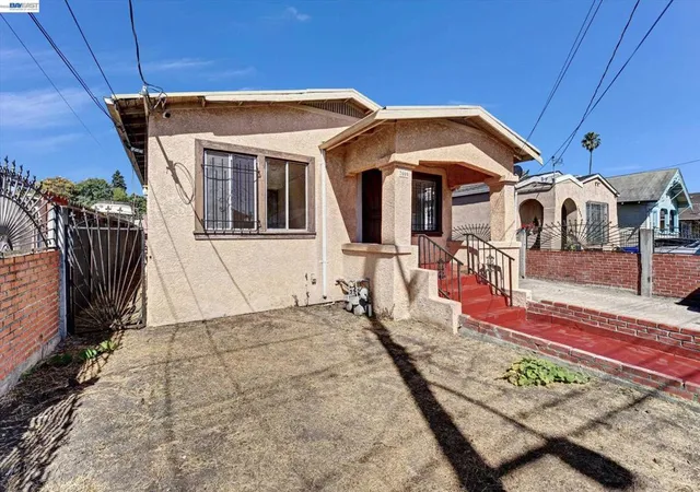 Photo 4 of Single family home for sale at 7000 Weld, Oakland, CA 94621 | MLS# 41142447 | Listing updated on 2026-09-15
