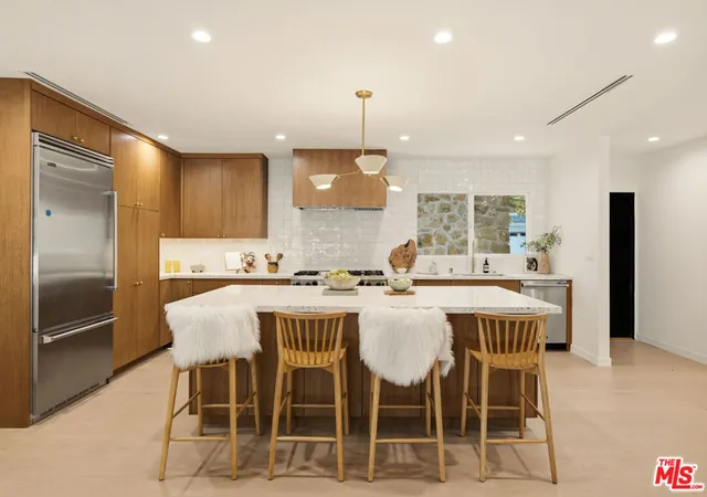 Photo 3 of Sale Pending at 5720 Wilhelmina Ave, Woodland Hills, CA 91367 | MLS# 26862271 | Listing updated on 2026-09-14