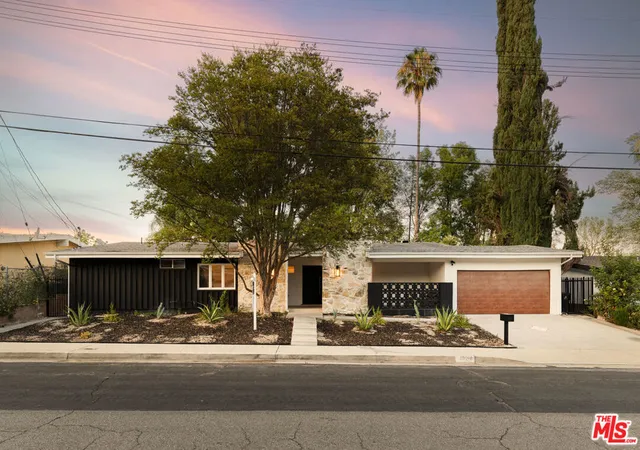 Photo 4 of Sale Pending at 5720 Wilhelmina Ave, Woodland Hills, CA 91367 | MLS# 26862271 | Listing updated on 2026-09-14