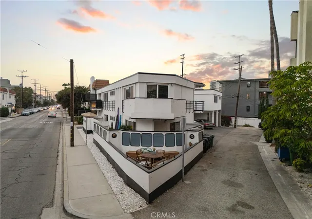Listing Photo 4 - Condo for sale in building located at 3906 Pacific Ave, Marina Del Rey, CA 90292