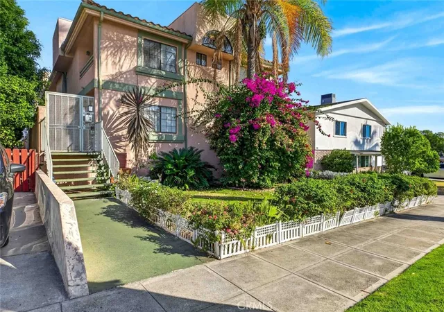 Townhouse for sale at 722 E Orange Grv Ave #D, Burbank, CA 91501 | MLS# GD26158919