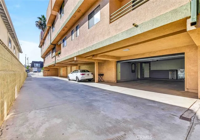 Photo 3 of Townhouse for sale at 722 E Orange Grv Ave #D, Burbank, CA 91501 | MLS# GD26158919 | Listing updated on 2026-10-03
