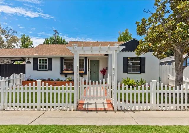 Photo 2 of Single family home for sale at 5429 Columbus Ave, Sherman Oaks, CA 91411 | MLS# SR26160942 | Listing updated on 2026-10-05