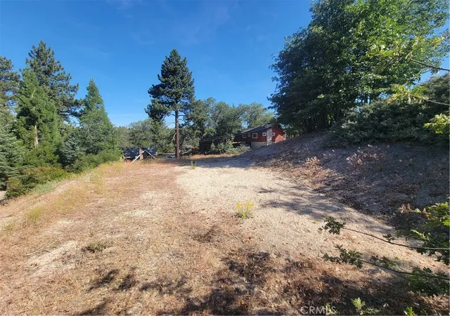 Photo 4 of Single family home for sale at 33345 Angeles, Green Valley Lake, CA 92341 | MLS# IV26163994 | Listing updated on 2026-09-15