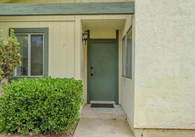 Listing Photo 5 - Condo for sale in building located at 261 Parkside, Escondido, CA 92026
