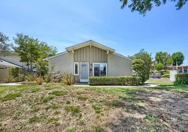 Listing Photo 5 - Condo for sale in building located at 8090 Camino Kiosco, San Diego, CA 92122