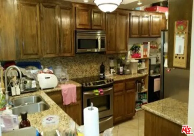Photo 3 of Condo for sale at 801 S Plymouth Blvd #302, Los Angeles, CA 90005 | MLS# 26865961 | Listing updated on 2026-09-15