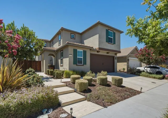 Photo 2 of Sale Pending at 420 Alicante Dr, Hollister, CA 95023 | MLS# ML82056086 | Listing updated on 2026-09-15