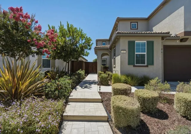 Photo 3 of Sale Pending at 420 Alicante Dr, Hollister, CA 95023 | MLS# ML82056086 | Listing updated on 2026-09-15