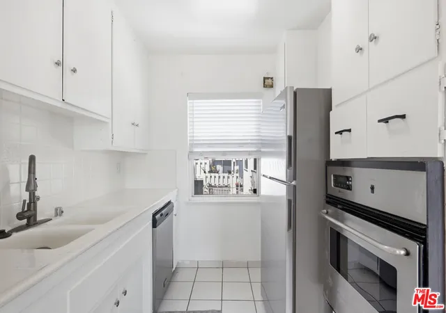 Listing Photo 5 - Condo for sale in building located at 4065 Ursula Ave, Los Angeles, CA 90008 - Unit #6