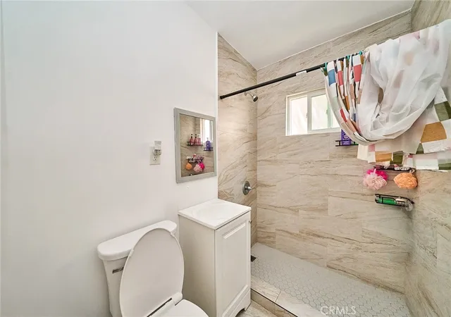 Listing Photo 4 - Condo for sale in building located at 2001 W Myrtle, Santa Ana, CA 92703