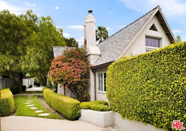 Photo 2 of Sale Pending at 2356 Hollyridge Dr, Los Angeles, CA 90068 | MLS# 26867029 | Listing updated on 2026-09-29