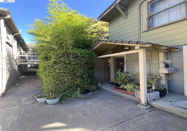 Listing Photo 4 - Condo for sale in building located at 28 30 Yosemite Ave, Oakland, CA 94611