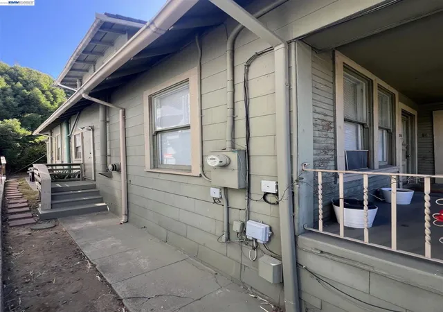 Listing Photo 5 - Condo for sale in building located at 28 30 Yosemite Ave, Oakland, CA 94611