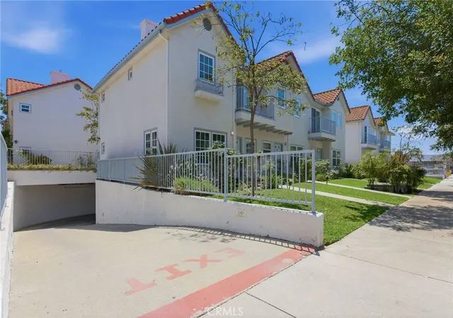Photo 3 of Townhouse for sale at 42 N Michigan #7, Pasadena, CA 91106 | MLS# PW26169914 | Listing updated on 2026-09-21