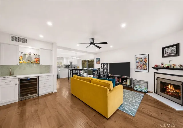 Photo 2 of Townhouse for sale at 612 Wilcox Ave, Los Angeles, CA 90004 | MLS# BB26101979 | Listing updated on 2026-09-26