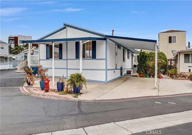 Photo 3 of Manufactured home for sale at 80 Huntington St #218, Huntington Beach, CA 92648 | MLS# OC26170577 | Listing updated on 2026-10-06