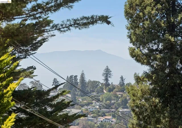 Photo 3 of Sale Pending at 5649 Castle Dr, Oakland, CA 94611 | MLS# 41143929 | Listing updated on 2026-09-15