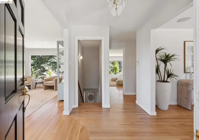 Photo 4 of Sale Pending at 5649 Castle Dr, Oakland, CA 94611 | MLS# 41143929 | Listing updated on 2026-09-15