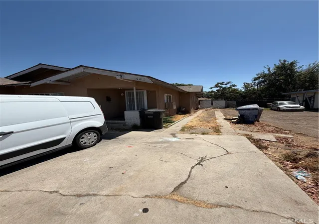 Photo 2 of Sale Pending at 428 L St, Bakersfield, CA 93304 | MLS# NS26171400 | Listing updated on 2026-09-14