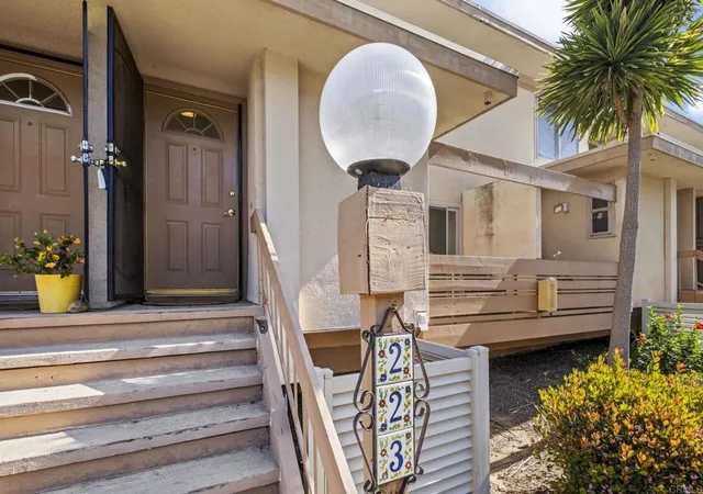 Listing Photo 4 - Condo for sale in building located at 2658 Worden St, San Diego, CA 92110 - Unit #223