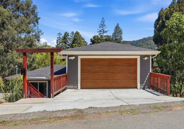 Photo 2 of Sale Pending at 6188 Oakdale Ave, Oakland, CA 94605 | MLS# ML82052680 | Listing updated on 2026-09-14