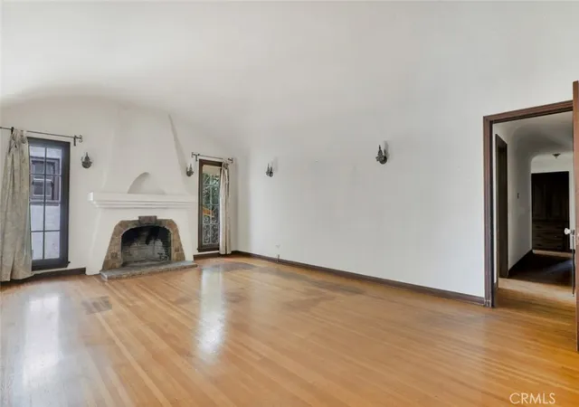 Photo 3 of Sale Pending at 2320 Greenfield Ave, Los Angeles, CA 90064 | MLS# SR26166124 | Listing updated on 2026-09-14